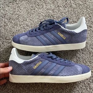 Adidas gazelle lavender sneakers, with snake print